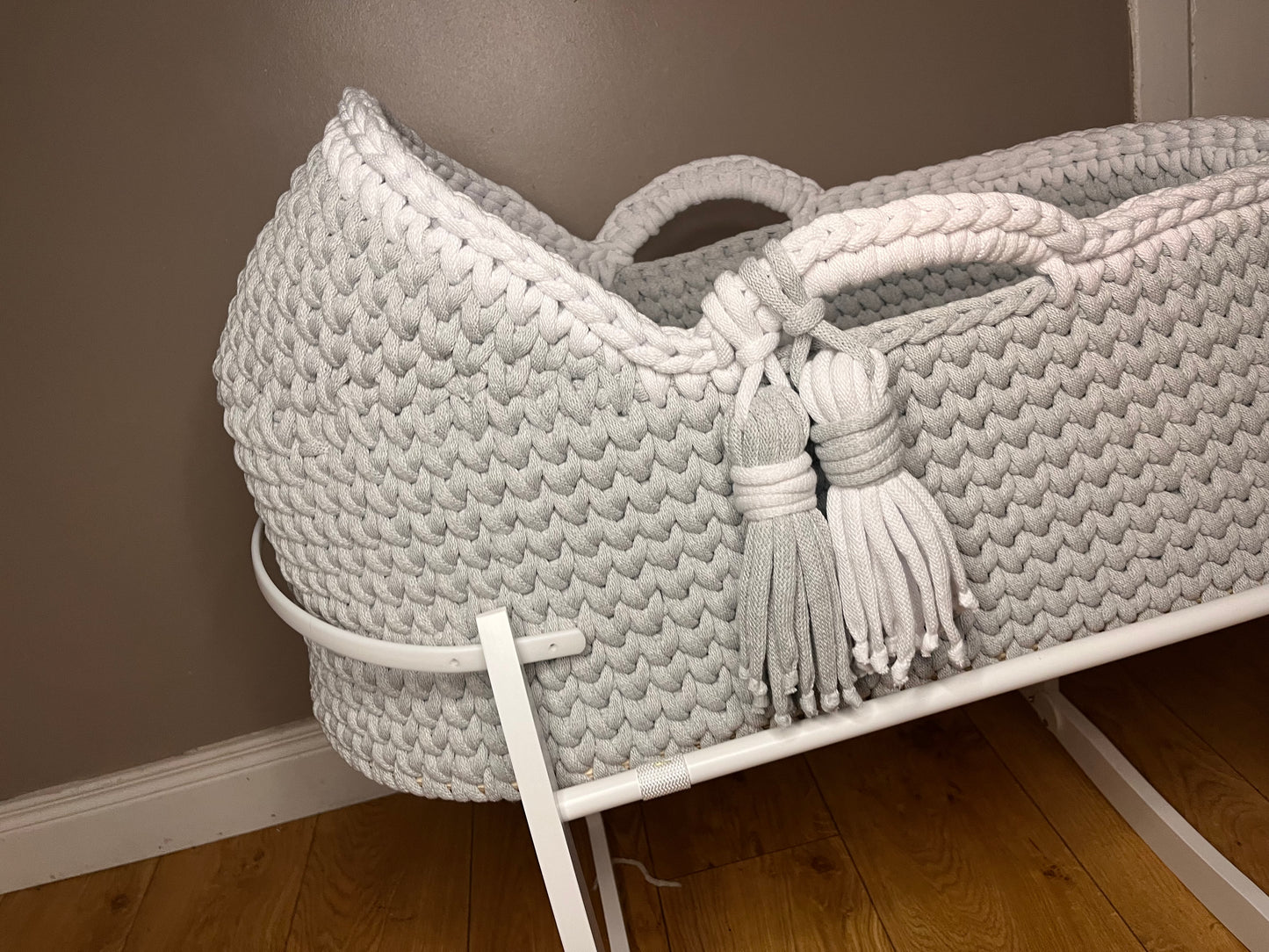 Crochet Moses Basket Set Solid Vanilla with 2 nr tassles vanilla - natural wood rocking stand (CL)