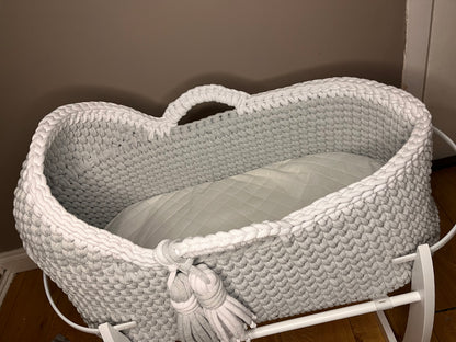 Crochet Moses Basket Set Solid Vanilla with 2 nr tassles vanilla - natural wood rocking stand (CL)