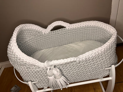 Crochet Moses Basket Set Solid Vanilla with 2 nr tassles vanilla - natural wood rocking stand (CL)